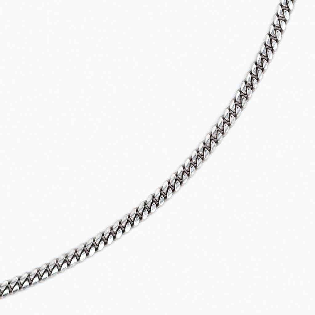 Close up silver Cuban link chains 2.6mm